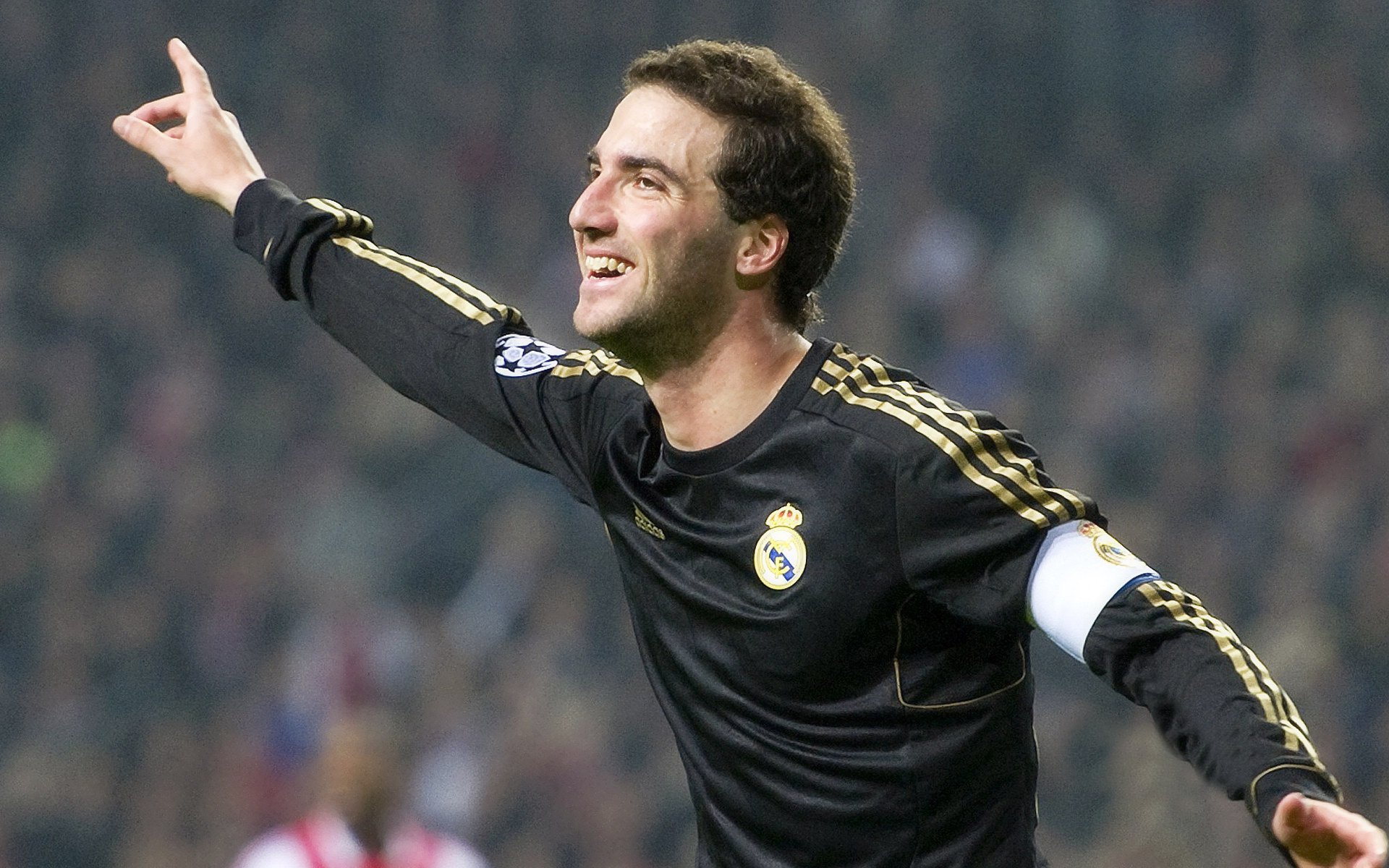 mk体育-亚特兰大三中场组合展现高度默契，亚特兰大中锋