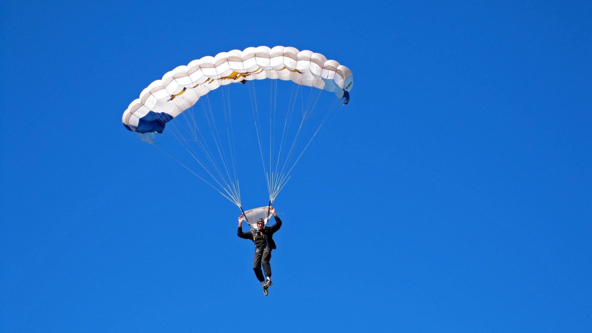 mk体育入口-军训献血传言致争议 校方：不以献血定假，大学军训抽血检查什么